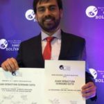 Juan Serrano, entrega del Premio. Tomada de El Tiempo