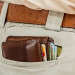 hand-man-leather-travel-male-money-1295415-pxhere.com_